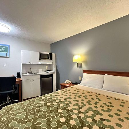 Econo Lodge Motel Village YYC Eksteriør billede
