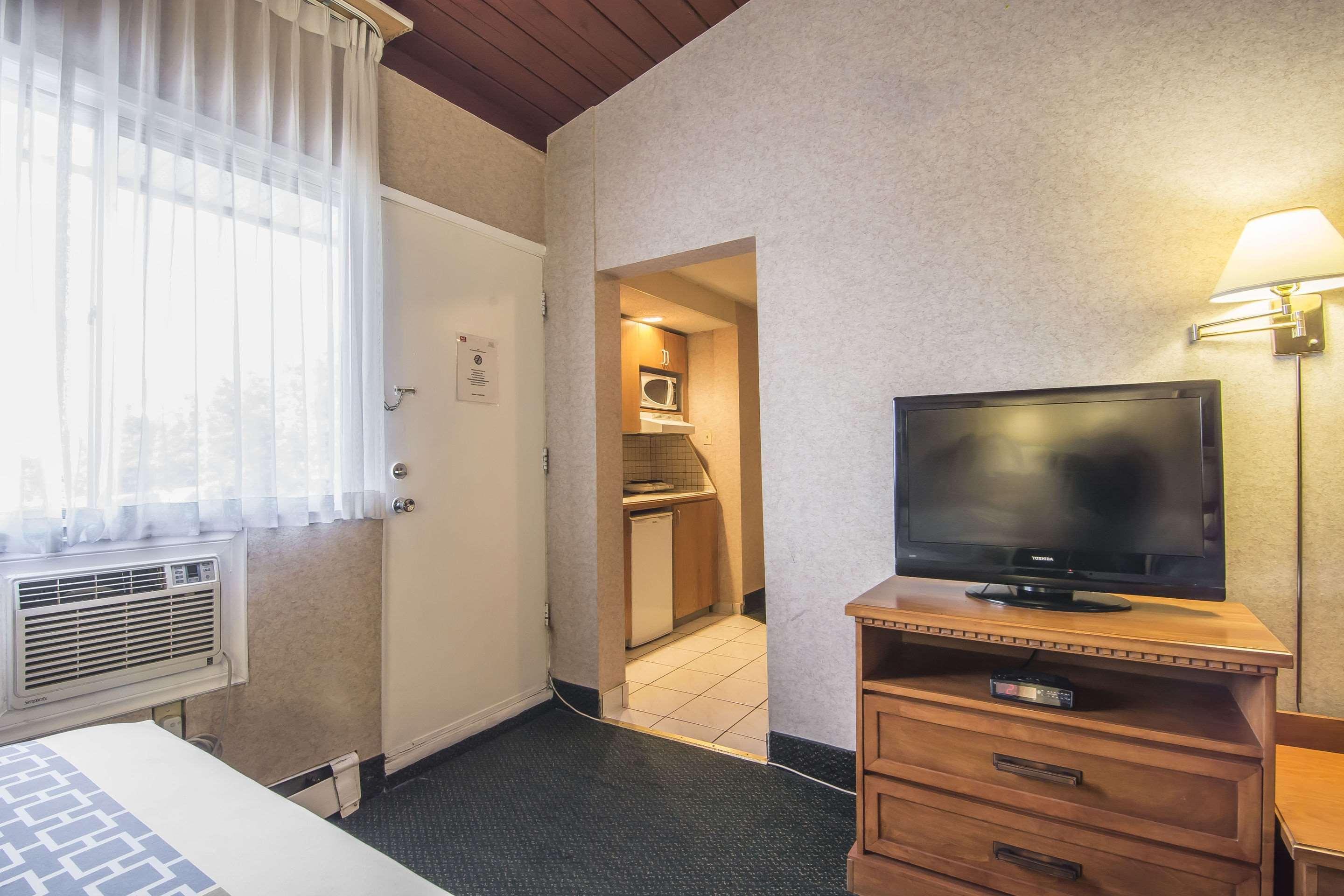 Econo Lodge Motel Village YYC Eksteriør billede