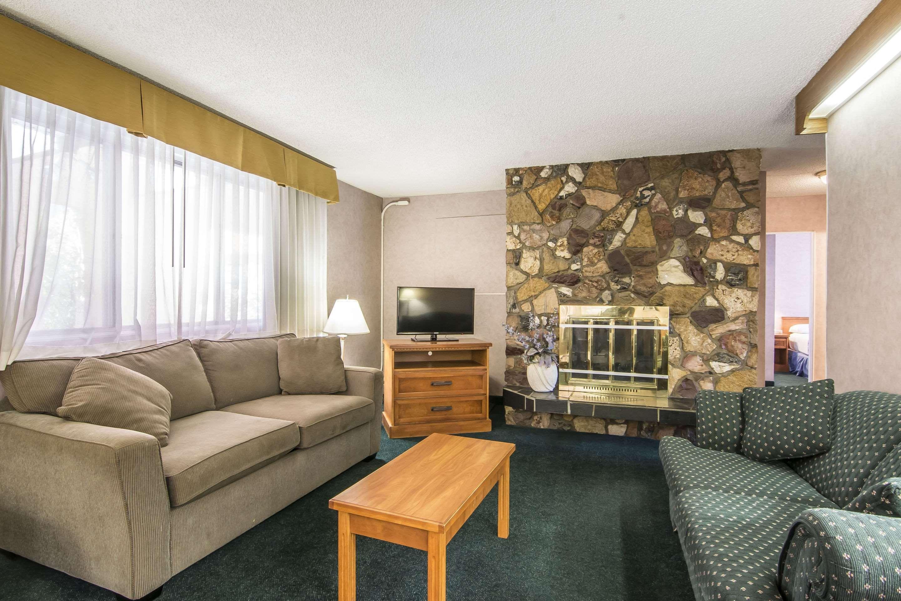Econo Lodge Motel Village YYC Eksteriør billede