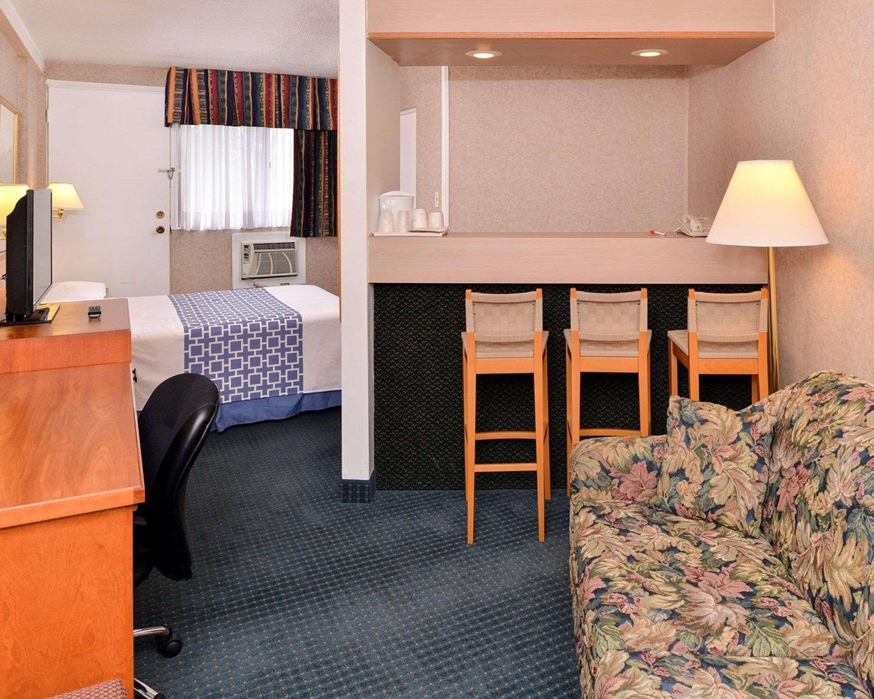 Econo Lodge Motel Village YYC Eksteriør billede