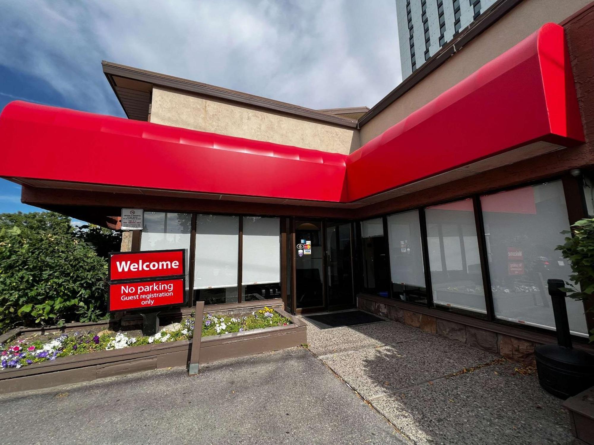Econo Lodge Motel Village YYC Eksteriør billede