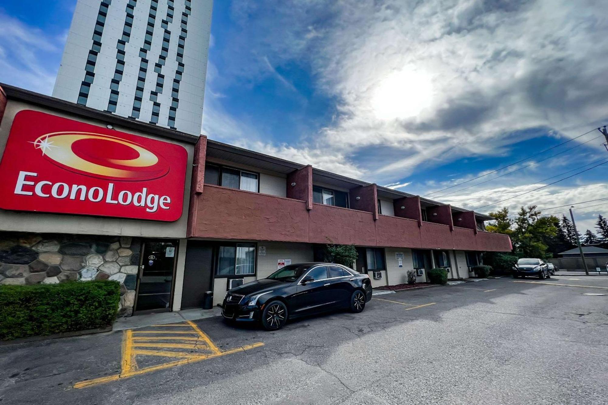 Econo Lodge Motel Village YYC Eksteriør billede