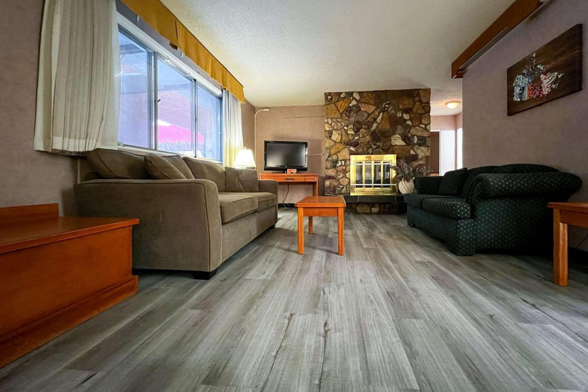 Econo Lodge Motel Village YYC Eksteriør billede