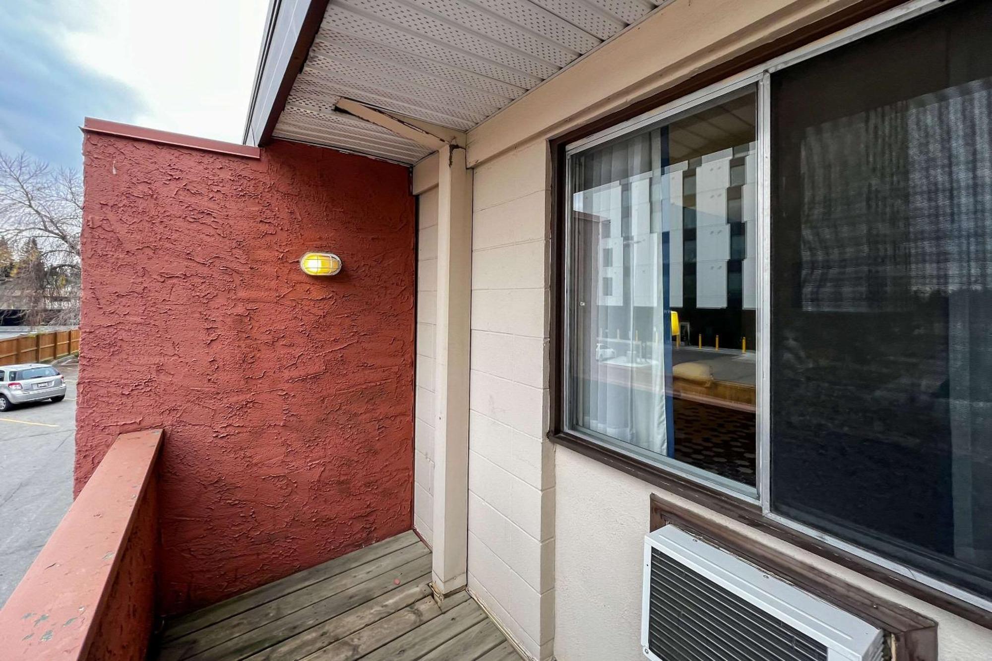 Econo Lodge Motel Village YYC Eksteriør billede