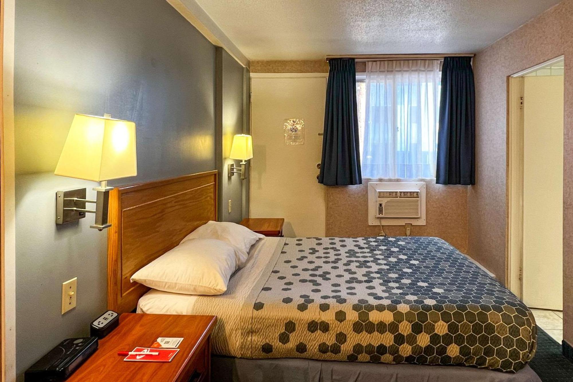 Econo Lodge Motel Village YYC Eksteriør billede