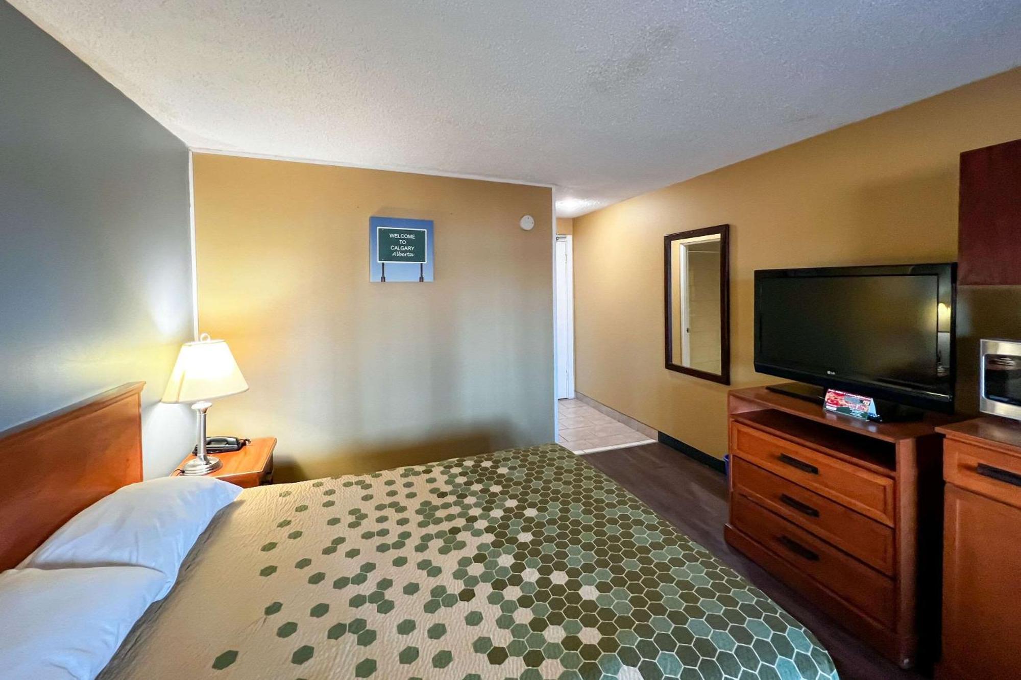 Econo Lodge Motel Village YYC Eksteriør billede
