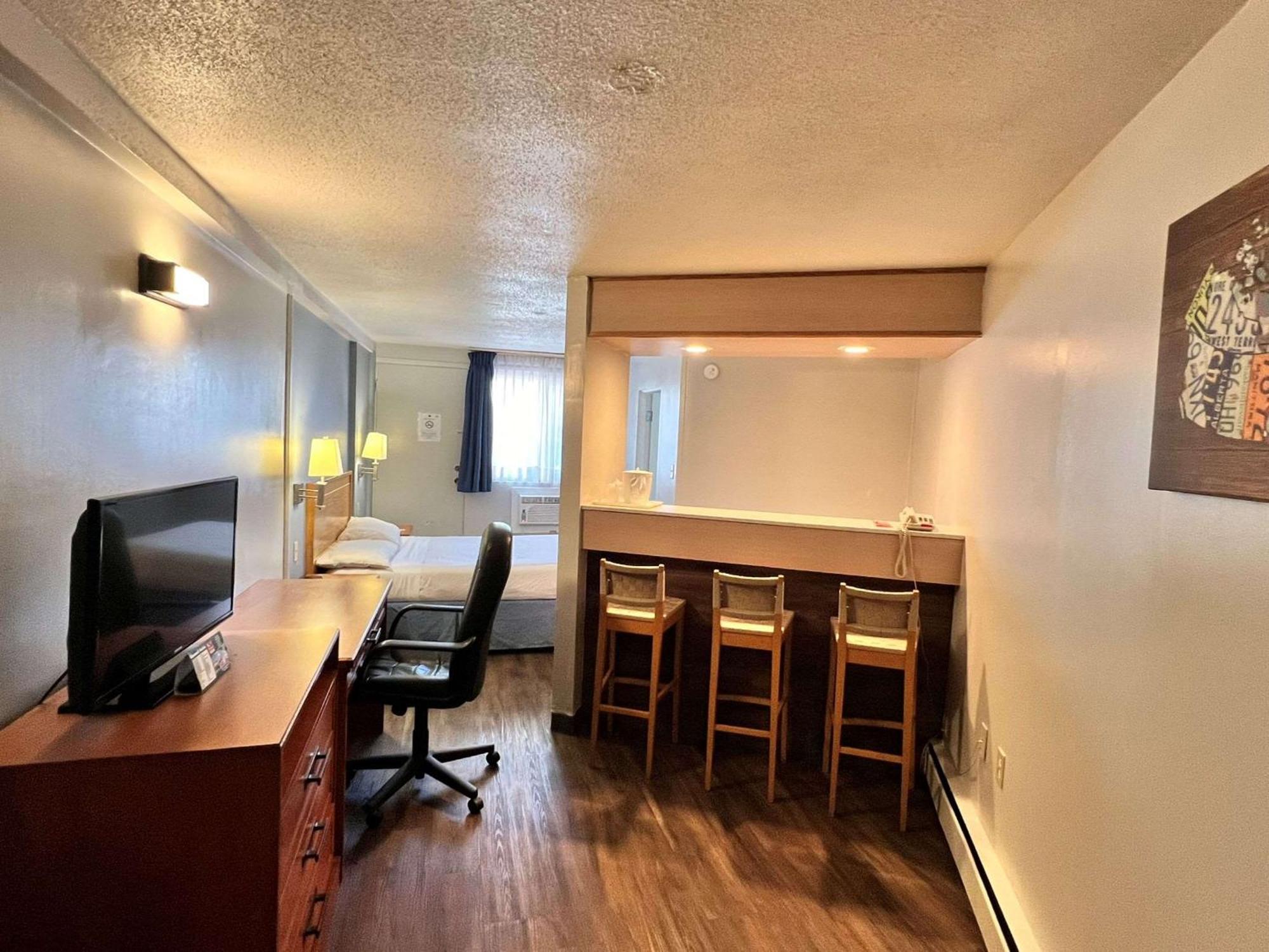 Econo Lodge Motel Village YYC Eksteriør billede