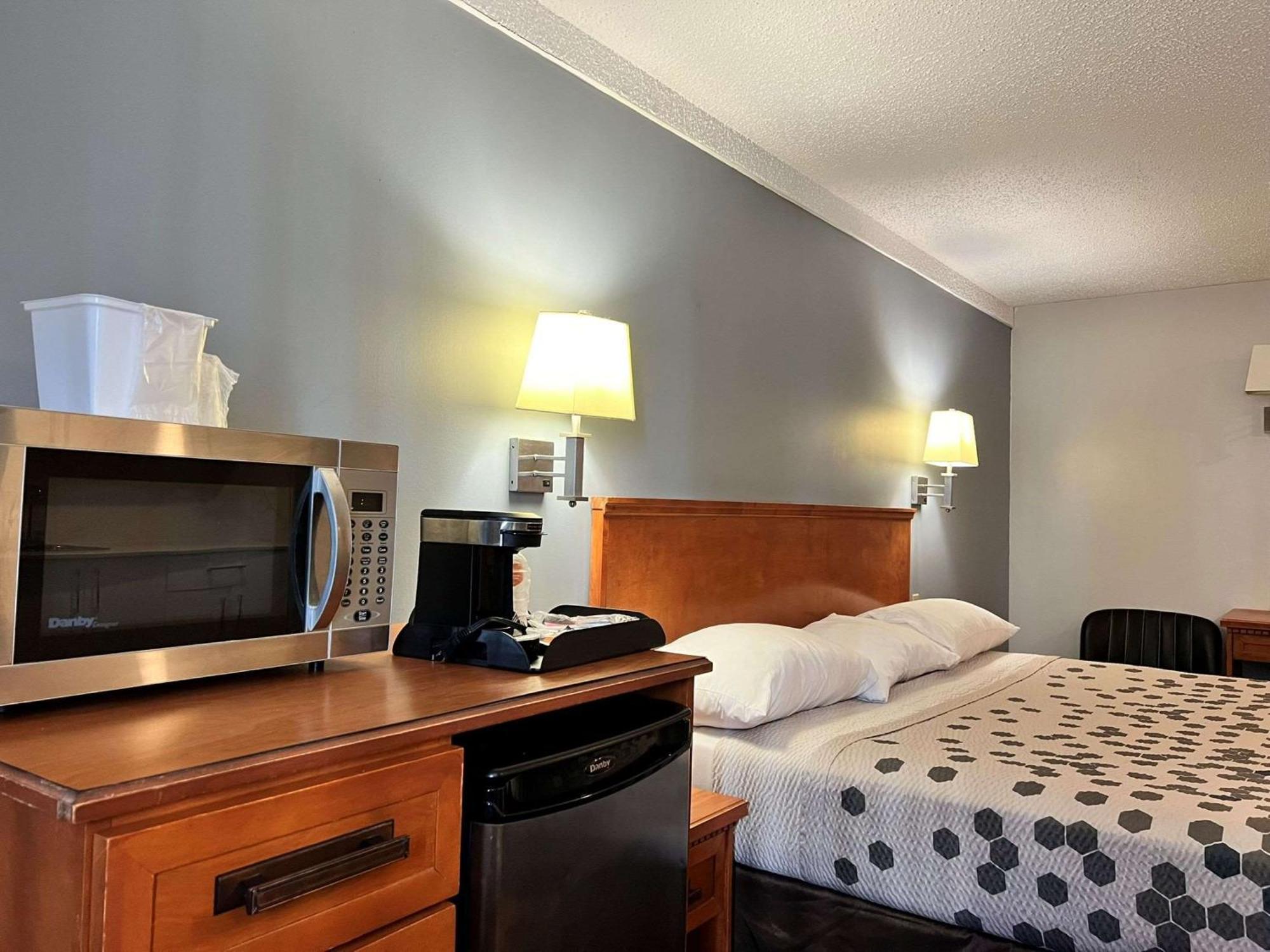 Econo Lodge Motel Village YYC Eksteriør billede