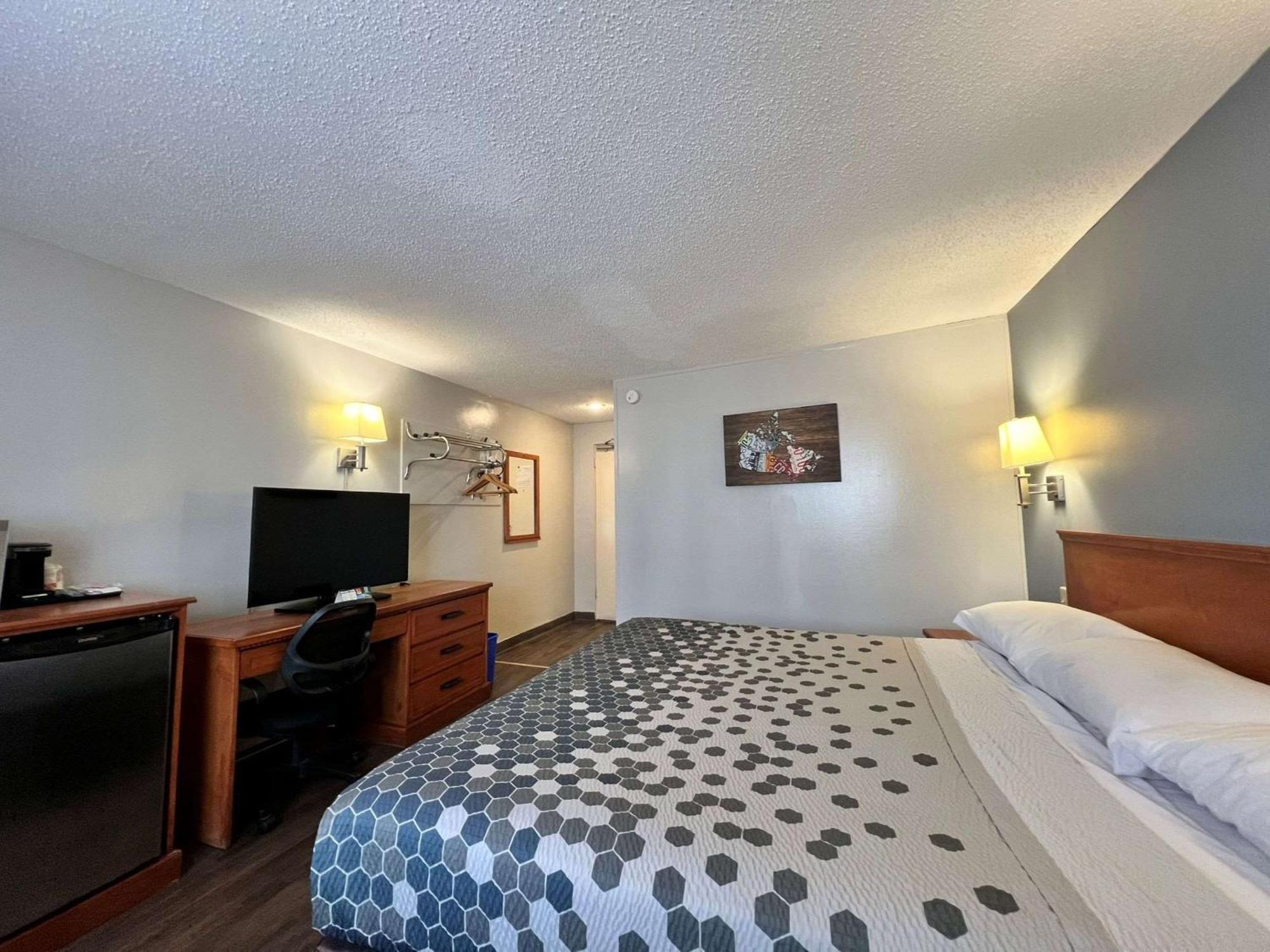 Econo Lodge Motel Village YYC Eksteriør billede