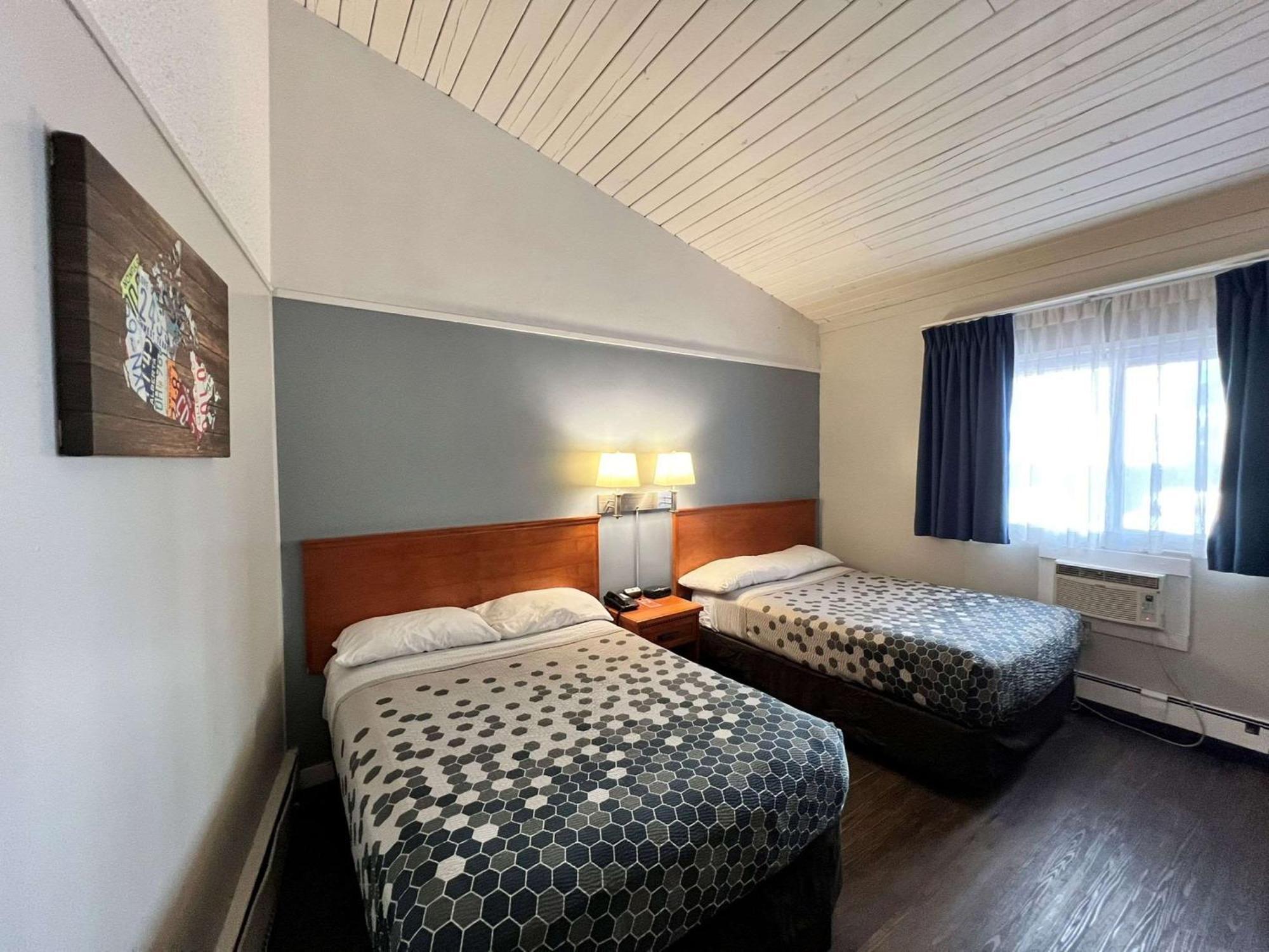 Econo Lodge Motel Village YYC Eksteriør billede