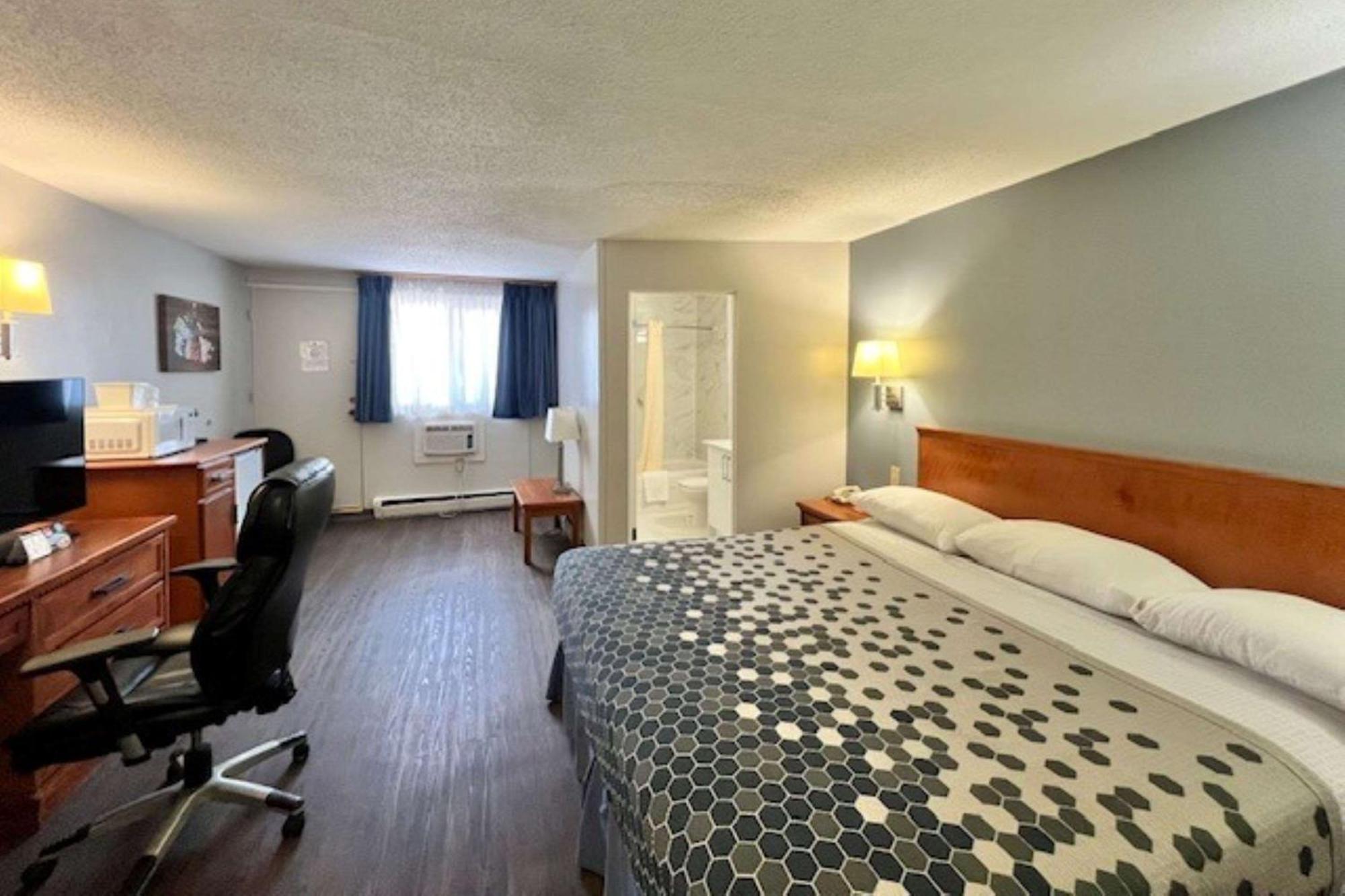 Econo Lodge Motel Village YYC Eksteriør billede