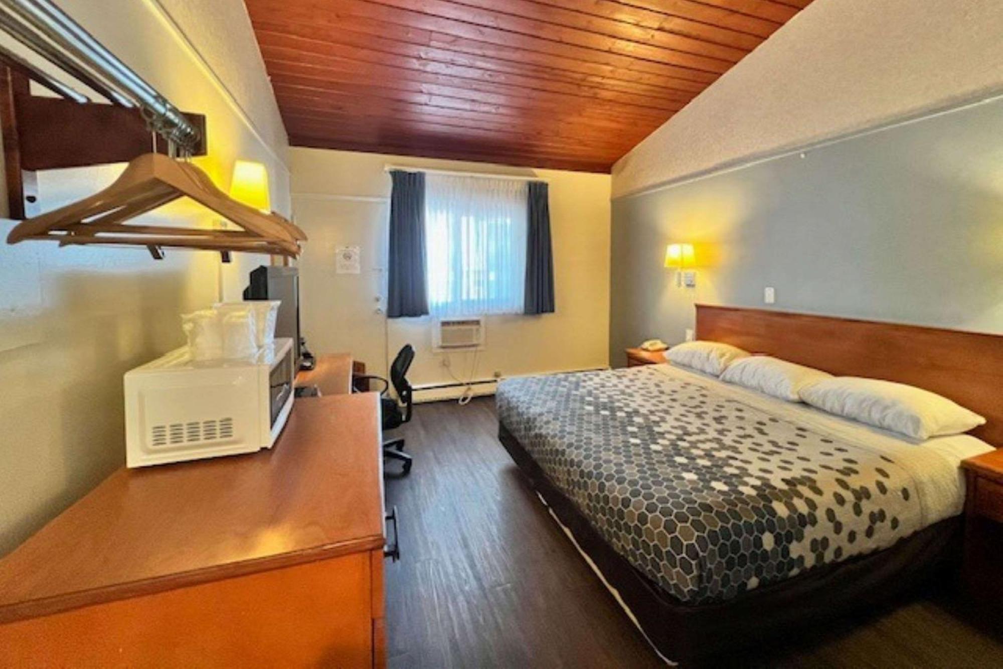 Econo Lodge Motel Village YYC Eksteriør billede