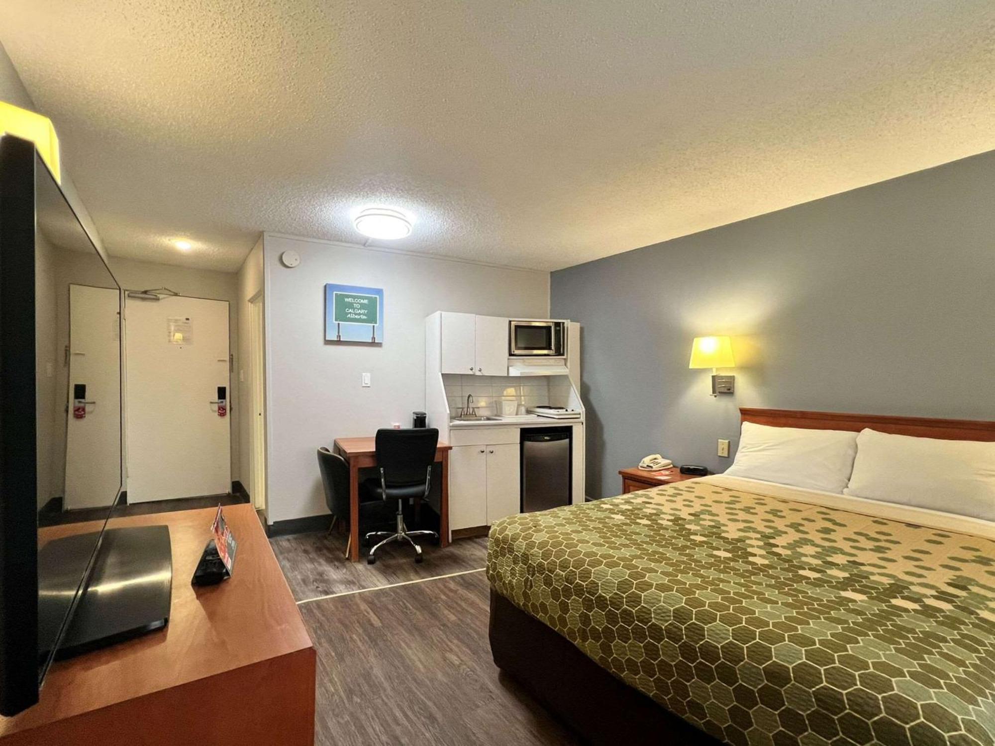 Econo Lodge Motel Village YYC Eksteriør billede