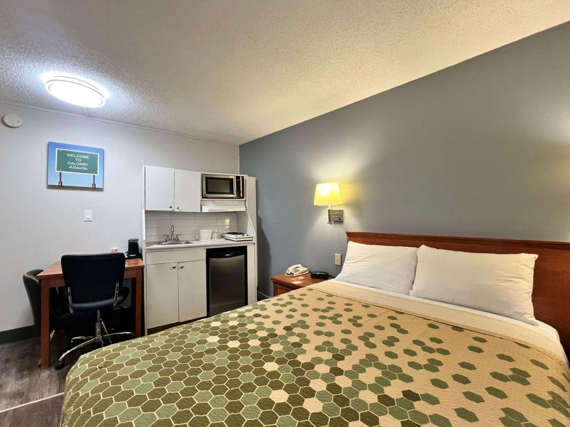 Econo Lodge Motel Village YYC Eksteriør billede