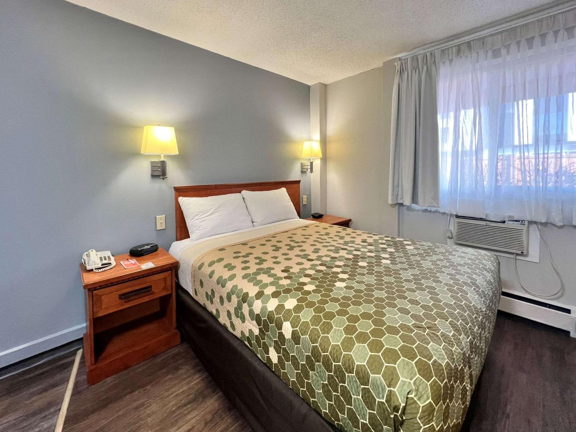 Econo Lodge Motel Village YYC Eksteriør billede