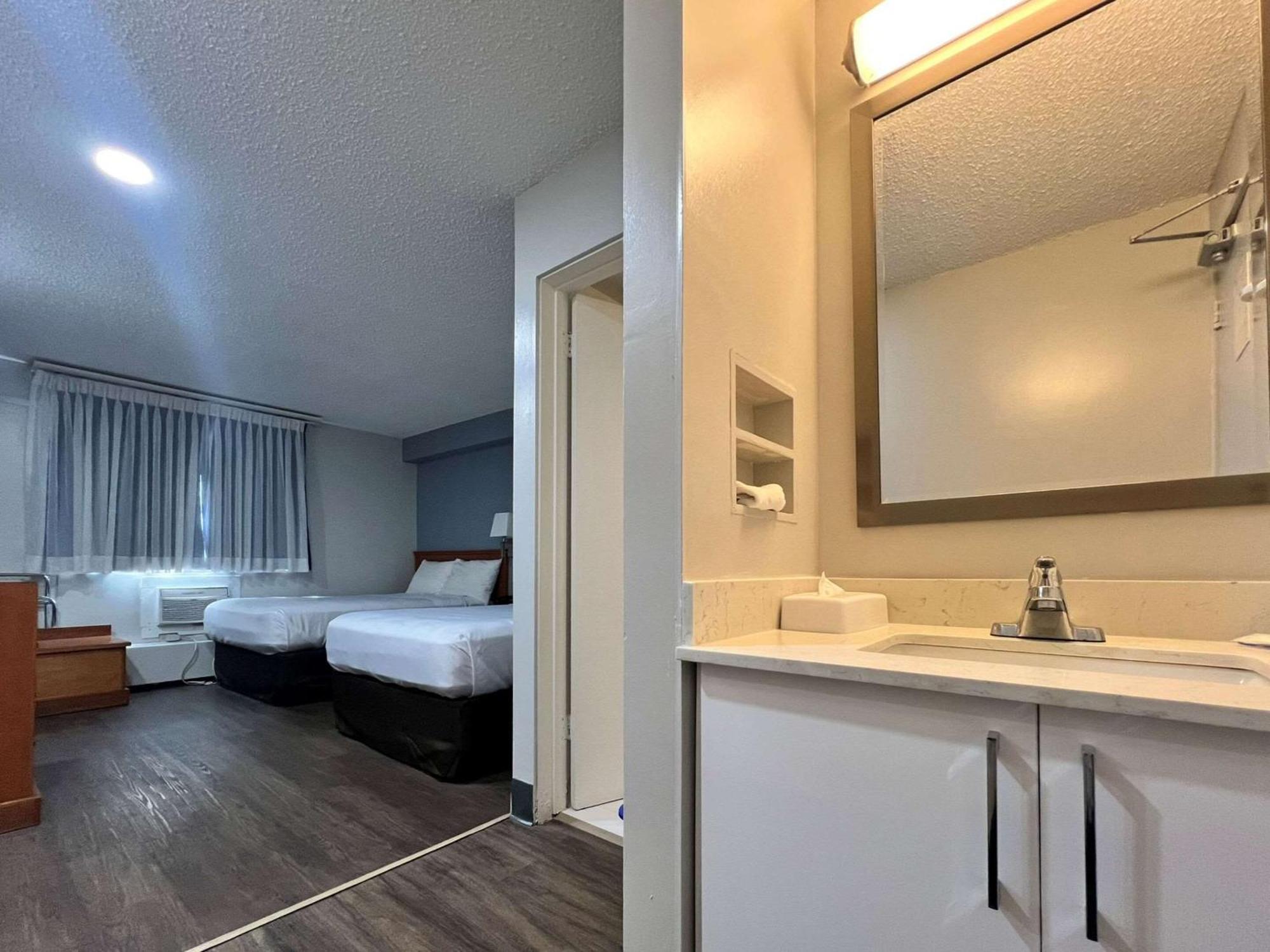 Econo Lodge Motel Village YYC Eksteriør billede