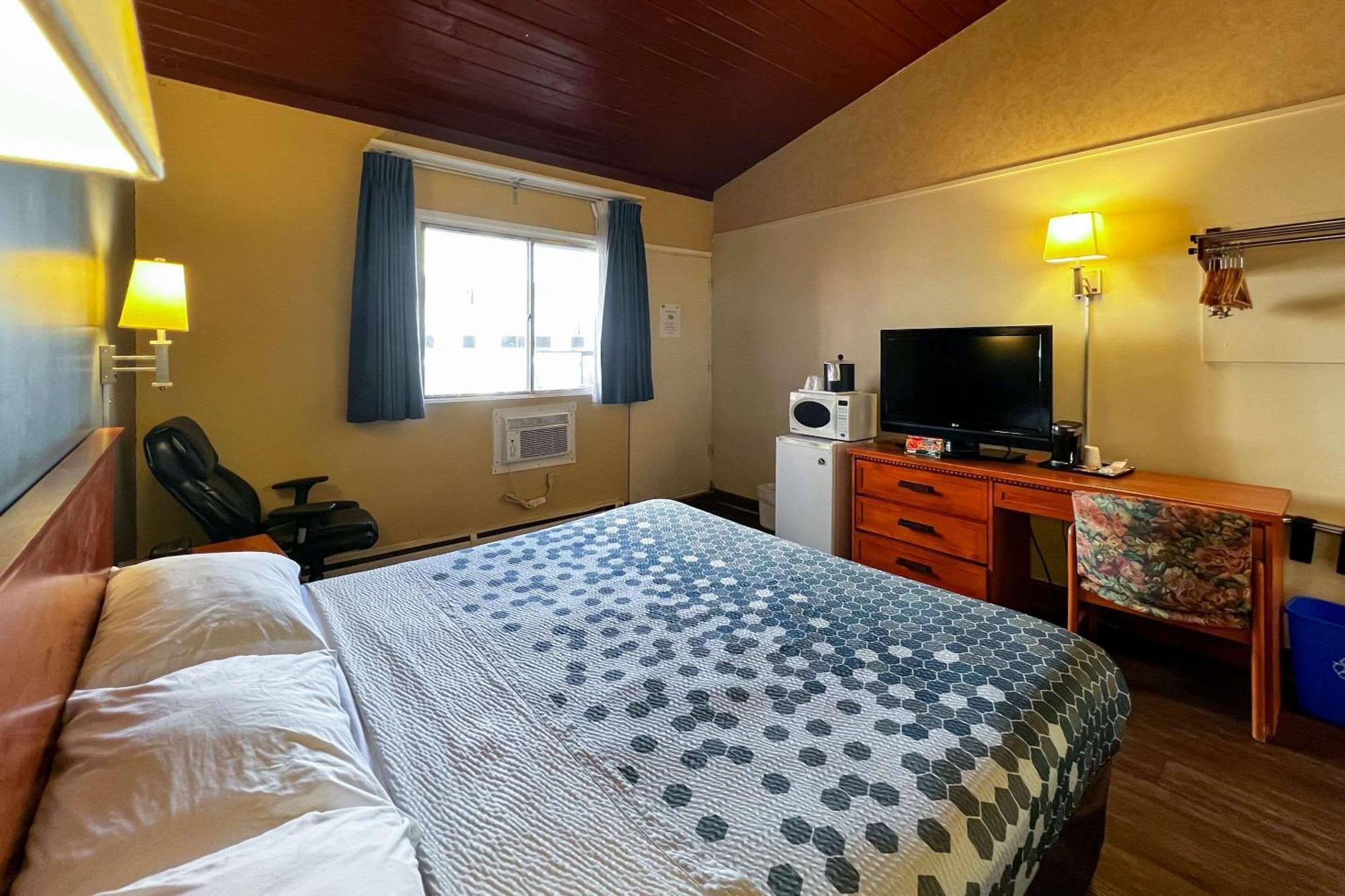 Econo Lodge Motel Village YYC Eksteriør billede