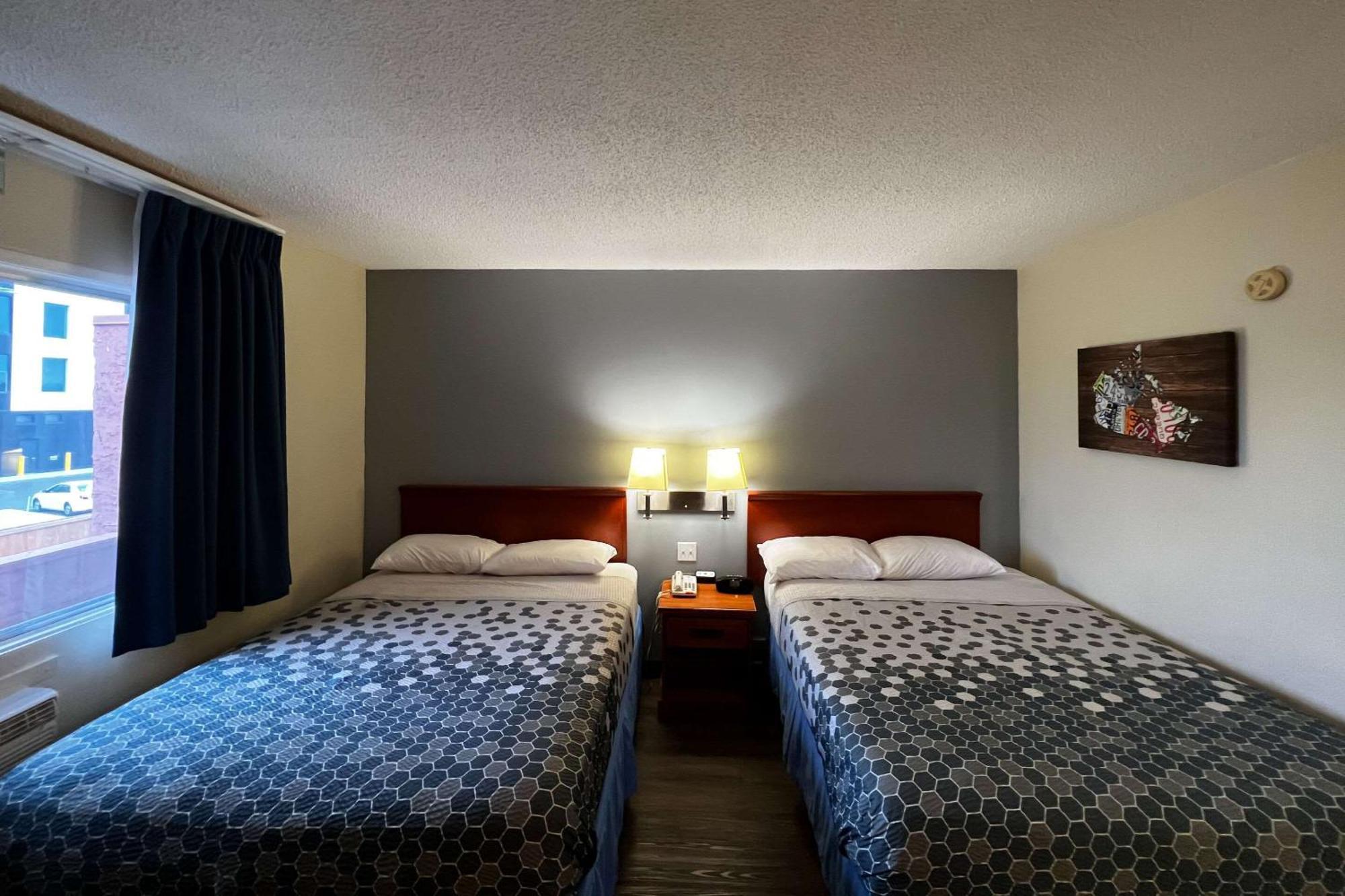 Econo Lodge Motel Village YYC Eksteriør billede
