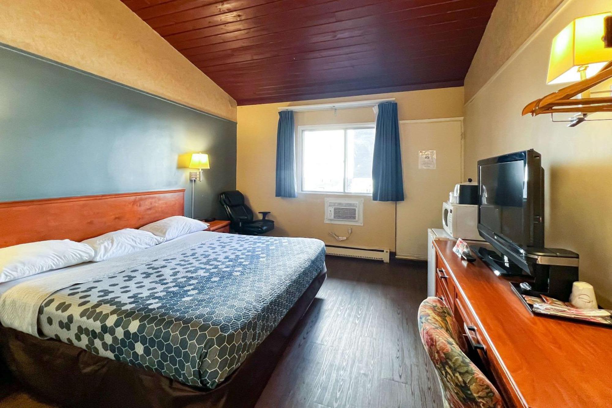 Econo Lodge Motel Village YYC Eksteriør billede