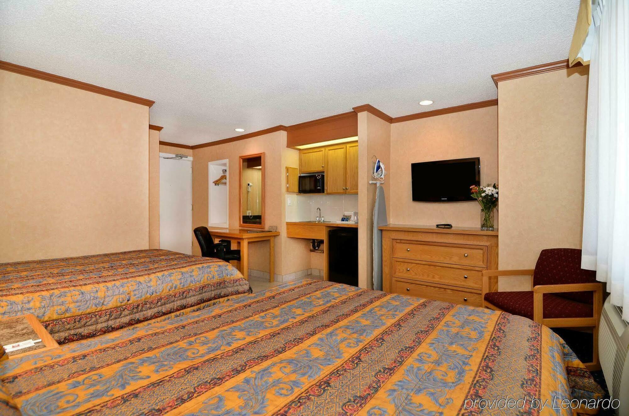 Econo Lodge Motel Village YYC Eksteriør billede